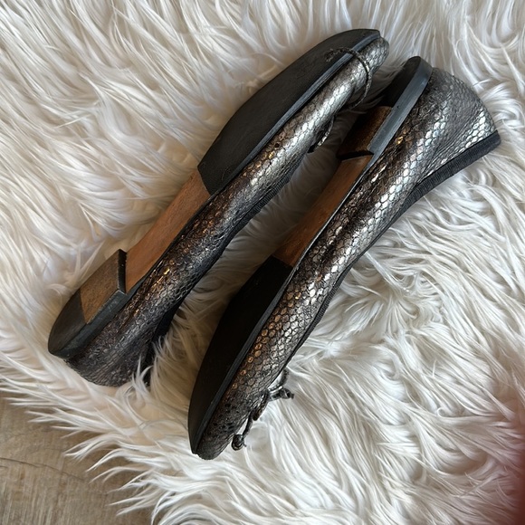 Stuart Weitzmam Pewter Snake Embossed Ballet Flats Size 7.5 - Picture 3 of 11